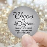 JEDER Geburtstag Cheers Elegantes Schwarzes Silber Runder Aufkleber<br><div class="desc">Fügen Sie eine personalisierte Touch zum Geburtstagsparty Dankeschön Noten oder Favoriten mit benutzerdefinierten schwarzen und Imitate metallischen Rundkleber / Umschlag Aufkleber. Der gesamte Text ist einfach anzupassen oder zu löschen. Dieses Template ist für einen 40. Geburtstag Set, kann aber leicht in ein anderes Jahr oder eine andere Veranstaltung, wie z.B....</div>