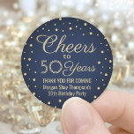 JEDER Geburtstag Cheers Navy Blue und Gold Confett Runder Aufkleber<br><div class="desc">Fügen Sie eine personalisierte Touch zum Geburtstagsparty Dankeschön Notizen oder Favoriten mit benutzerdefinierten Imitat Blau und Gold Folie rund Aufkleber / Umschlag Aufkleber. Der gesamte Text ist einfach anzupassen oder zu löschen. Dieses Template ist für einen 50. Geburtstag Set, kann aber leicht in ein anderes Jahr oder eine Veranstaltung, wie...</div>