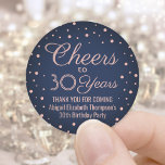 JEDER Geburtstag Cheers Navy Blue und Pink Confett Runder Aufkleber<br><div class="desc">Fügen Sie eine personalisierte Touch zum Geburtstagsparty Dankeschön Noten oder Favoriten mit benutzerdefinierten marineblau und rosa rund Aufkleber / Umschlag Aufkleber. Der gesamte Text ist einfach anzupassen oder zu löschen. Diese Vorlage ist für sie zum 30. Geburtstag Set, kann aber leicht in ein anderes Jahr oder eine andere Veranstaltung, wie...</div>