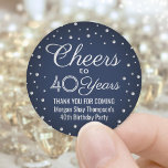 JEDER Geburtstag Cheers Navy Blue und Silver Confe Runder Aufkleber<br><div class="desc">Fügen Sie eine personalisierte Touch zum Geburtstagsparty Dankeschön Notizen oder Favoriten mit benutzerdefinierten Marine Blau, Weiß und Imitate Silber Folie rund Aufkleber / Umschlag Aufkleber. Der gesamte Text ist einfach anzupassen oder zu löschen. Dieses Template ist für einen 40. Geburtstag Set, kann aber leicht in ein anderes Jahr oder eine...</div>