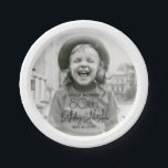 JEDER Geburtstag Chic Stilvolle Typografie Foto Pa Pappteller<br><div class="desc">Fügen Sie eine elegante Touch zu den Geburtstagsgeschmack-Dekorationen mit individuellen Foto runden Tellern Papier. Das Bild und alle Formulierungen auf dieser Vorlage sind einfach zu personalisieren. (IMAGE PLACEMENT TIP: Eine einfache Möglichkeit, ein Foto genau so zu positionieren, wie Sie es gewollt haben, besteht darin, es einzuschneiden, bevor Sie es auf...</div>