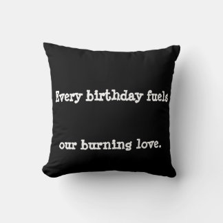Jeder Geburtstag schürt unsere brennende Liebe. Kissen