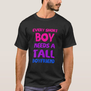Jeder große Junge braucht einen Kurzen Freund Lesb T-Shirt