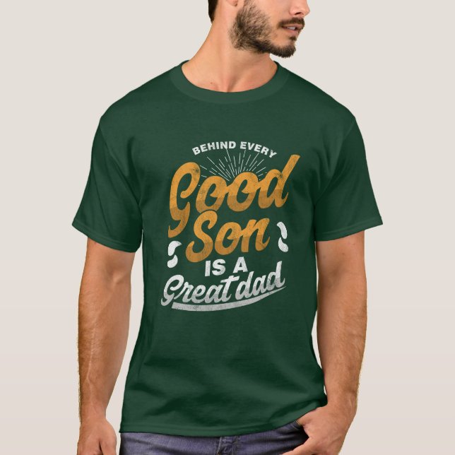 Jeder gute Sohn mit grünem T - Shirt (Vorderseite)