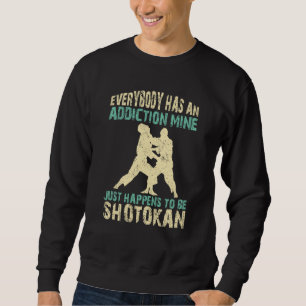 Jeder hat eine Sucht, meine ist Shotokan Zitat Sweatshirt