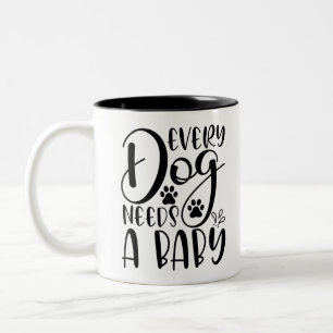 Jeder Hund braucht eine Schwangerschaftsankündigu Zweifarbige Tasse