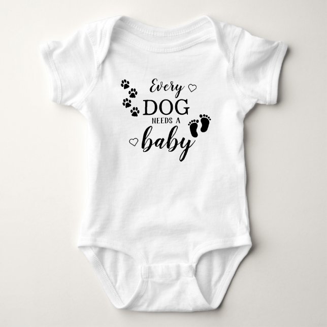 Jeder Hund braucht eine Schwangerschaftsankündigun Baby Strampler (Vorderseite)