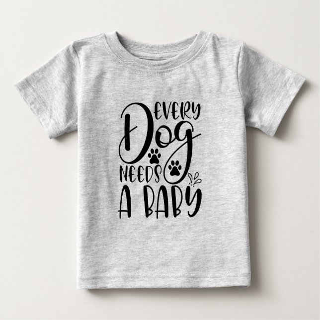 Jeder Hund braucht eine Schwangerschaftsankündigun Baby T-shirt (Vorderseite)