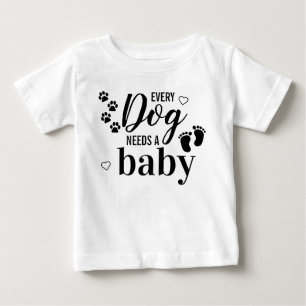 Jeder Hund braucht eine Schwangerschaftsankündigun Baby T-shirt