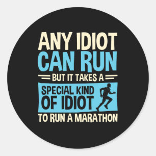 Jeder Idiot kann den lustigen Marathonläufer laufe Runder Aufkleber