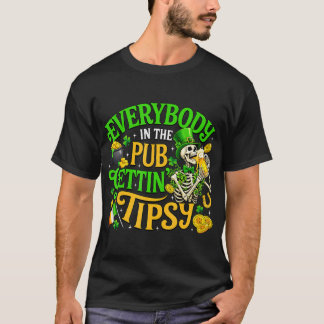 Jeder im Pub wird an St. Patrick's Day betrunken T-Shirt