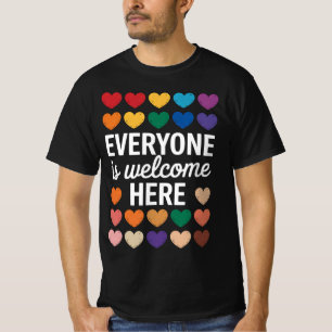 Jeder ist hier willkommen LGBTQ T-Shirt