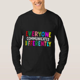 Jeder kommuniziert anders Autismus Special E T-Shirt