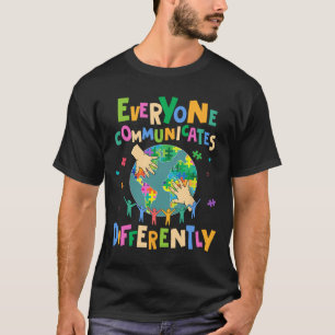 Jeder kommuniziert anders Autismus-Welt T-Shirt