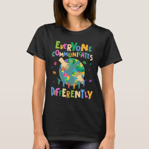 Jeder kommuniziert anders Autismus-Welt T-Shirt