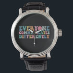 Jeder kommuniziert anders über Autismus-Bewusstsei Armbanduhr<br><div class="desc">Jeder kommuniziert anders über Autismus-Bewusstsein</div>