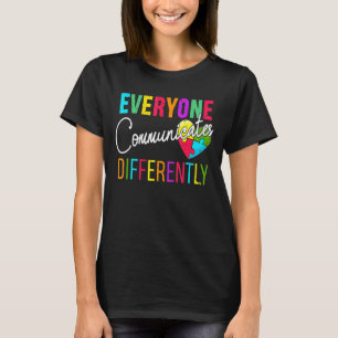 Jeder kommuniziert verschiedene Autismus Zitate SP T-Shirt