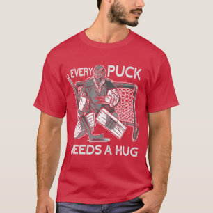 Jeder Puck braucht ein Hug Hockey Goalie Hockey Go T-Shirt