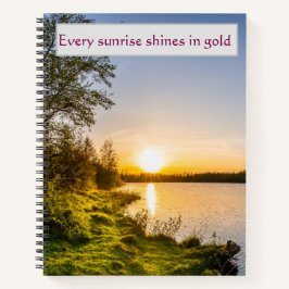 Jeder Sonnenaufgang strahlt in Gold am Seeufer  Notizbuch
