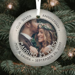 Jeder Text 1 Foto Silber 25. Hochzeitstag Ornament Aus Glas<br><div class="desc">Feiern Sie ein fröhliches 25-jähriges Hochzeitstag mit einem Foto "Verheiratet 25 Jahre" runden Imitate aus Glas gebürstete silberne Weihnachtsschmuck. Bild und Text auf dieser Vorlage sind einfach zu personalisieren und können auf Vorder- und Rückseite unterschiedlich oder gleich sein. (IMAGE & TEXT DESIGN TIPS: 1) Um die Position der Formulierung anzupassen,...</div>