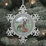 Jeder Text Beste Hund je einfaches Foto Graue Imit Schneeflocken Zinn-Ornament<br><div class="desc">Feiern Sie mit diesem maßgeschneiderten Foto- und Textrundschneeflocke die Freuden Ihres Furry-Familienmitglieds. Aufnahme und Bild auf dieser Vorlage sind einfach zu personalisieren. (IMAGE & TEXT DESIGN TIPS: 1) Um die Position der Formulierung anzupassen, fügen Sie Leerzeichen am Anfang oder Ende. 2) Um das Foto genau so zu zentrieren, wie Sie...</div>