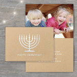 Jeder Text einfache Menorah Happy Hanukkah Silver  Folienkarte<br><div class="desc">Senden Sie Happy Hanukkah Wünsche mit dem schicken Luxus-Glanz silber realer Folie auf Premium Kraftpapier. Die Innenbotschaft ist ein leicht grau gedruckter Schriftart (nicht Folie). Alle Texte können angepasst oder gelöscht werden.Template enthält Optionen zum Ändern oder Löschen von Begrüßungen auf der Vorderseite und/oder Nachricht im Inneren. Das Minimalistische moderne Design...</div>