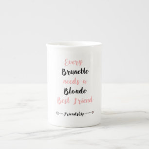 Jedes brünetter Bedarf ein blonder bester Freund. Prozellantasse