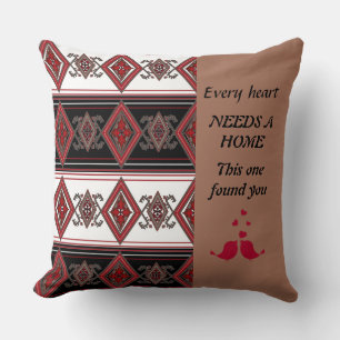 Jedes Herz braucht ein Zuhause Red Folk Aztec Kiss Kissen