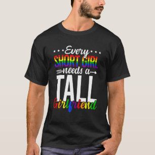 Jedes Kurze Mädchen braucht ein großes Girlfriend  T-Shirt