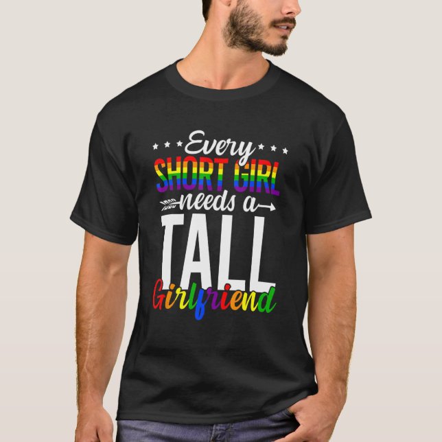 Jedes Kurze Mädchen braucht ein großes Girlfriend  T-Shirt (Vorderseite)