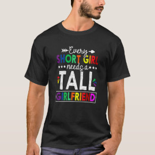 Jedes Kurze Mädchen braucht einen großen Freund Le T-Shirt