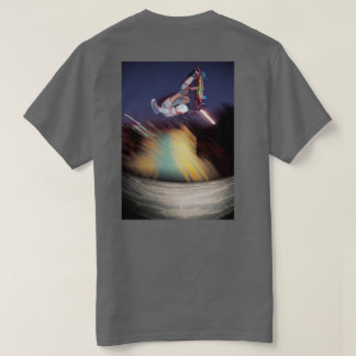 Jeff Phillips désobligeant sur le T-shirt clown