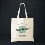 Jegliche Farbe New Mexico Wedding Welcome Bag, Tragetasche<br><div class="desc">Hochzeitswochenende Begrüßungsgeschenktasche für Gäste aus der Stadt zu Ihrer Hochzeit, mit Bild von New Mexico. Sie können die Farben für jeden Teil dieses Designs bearbeiten und das Herz an den Ort Ihrer Hochzeit bringen. Klicken Sie zum Ändern der Farben auf Personalisieren und dann auf "Bearbeiten mit dem Entwurfstool". Wählen Sie...</div>