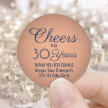Jegliche Geburtstagsparty, Navy Blue & Copper Runder Aufkleber<br><div class="desc">Fügen Sie eine personalisierte Touch zum Geburtstagsparty Dankeschön Noten oder Favoriten mit diesen marineblau und Imitate Kupferfolienumrandung rund Aufkleber / Umschlag Aufkleber. Der gesamte Text ist einfach anzupassen oder zu löschen. Diese Vorlage ist für einen 30. Geburtstag Set, kann aber leicht in ein anderes Jahr oder eine andere Veranstaltung, wie...</div>