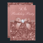 Jegliche Rose Geburtstag Gold Glitzer Diamond Bow Einladung<br><div class="desc">Elegante, personalisierte Rose Gold und rot Geburtstagsparty Einladungen für Frauen mit glamourösen Rose Gold Imitate Glitzer, raffiniert glänzende bedruckte Rose Goldbögen und Bänder und hübsche digitale Diamanten Schmuck und rot rosa Text auf einer tiefen Rose Gold Gradienten Hintergrund. BEACHTE: Dies sind flache gedruckte Bilder - keine echten Bögen, Diamanten oder...</div>