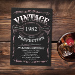 Jegliche Vintage Whiskey-Theme Geburtstagseinladun Einladung<br><div class="desc">Inspiriert mit klassischem Whiskey-Label,  ist diese Schwarz,  Rosa und Weiß-Spaß Vintag,  bis Vollkommenheit Geburtstagseinladung für Erwachsene ist ideal für 30.,  40.,  50.,  60.,  70.,  80.,  90. oder jede andere Altersgeburtstagsfeier,  Überraschungs-Party,  oder andere Gelegenheiten! Stellen Sie es mit Ihren eigenen Text- und Party-Informationen ein.</div>