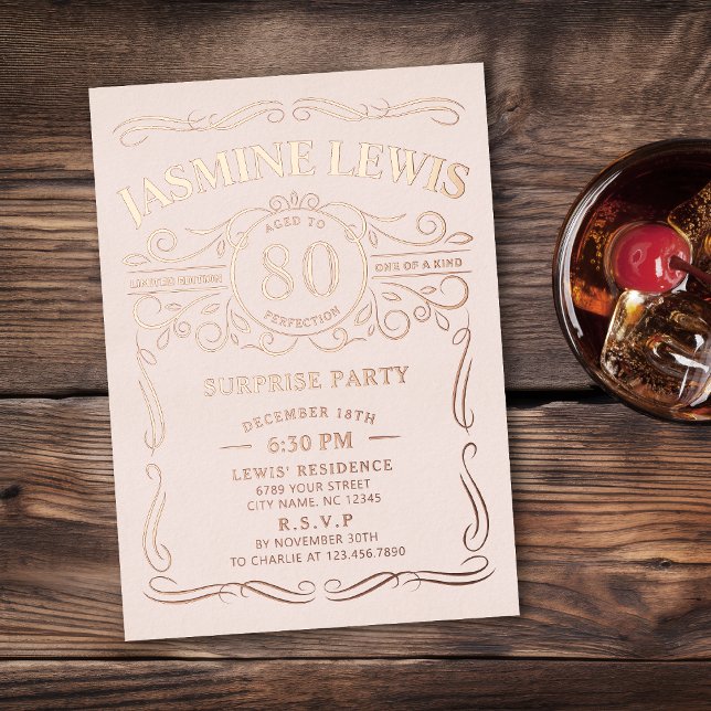 Jeglicher Vintager Whiskey-Thema Rose Gold Geburts Folieneinladung (Any Age rose gold Vintage Whiskey Themed 80th Birthday Foil Invitation )