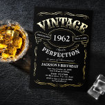 Jeglicher Vintager Whiskey zum Geburtstag Folieneinladung<br><div class="desc">Inspiriert mit klassischem Whiskey-Label,  ist dieser Vintage Schwarz-Gold-Spaß im Alter von bis zur Perfektion Erwachsenen-Geburtstagseinladung ideal für 30.,  40.,  50.,  60.,  70.,  80.,  90. oder jede andere Altersgeburtstagsfeier,  Überraschungs-Party oder andere Gelegenheiten! Stellen Sie es mit Ihren eigenen Text- und Party-Informationen ein.</div>