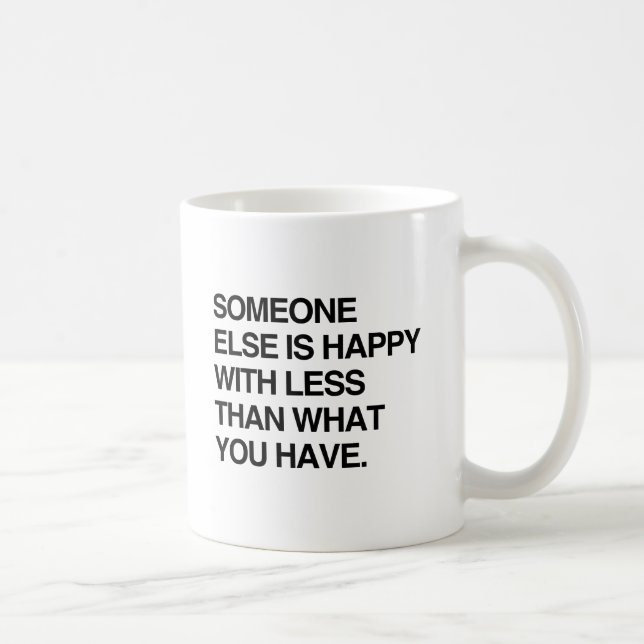 JEMAND ANDERE IST GLÜCKLICH MIT WENIGER ALS DEM, W KAFFEETASSE (Rechts)