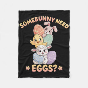 Jemand braucht Eier Lustiger Hühner-Osterhase Fleecedecke