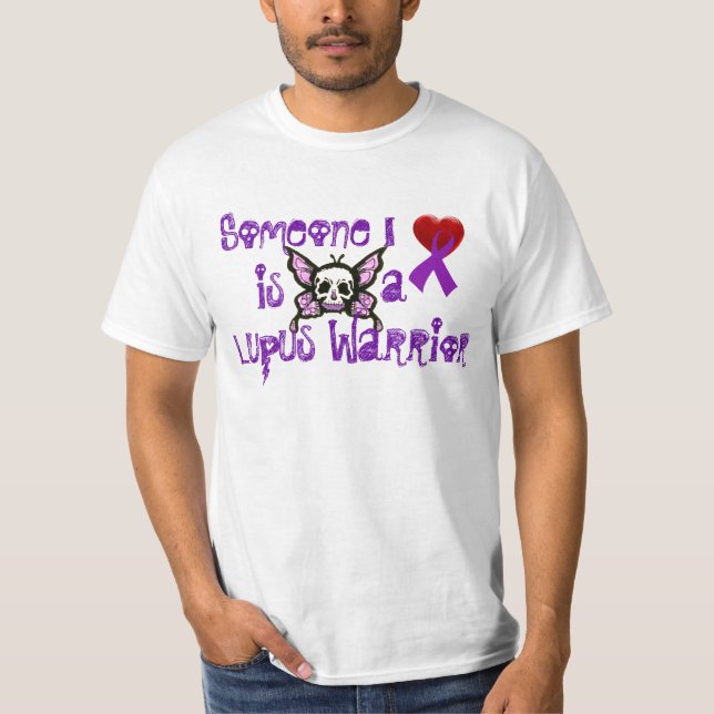 Jemand i-Liebe….ist ein Lupus-Krieger T-Shirt (Vorderseite)