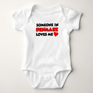 Jemand in Dänemark liebt mich Baby Strampler