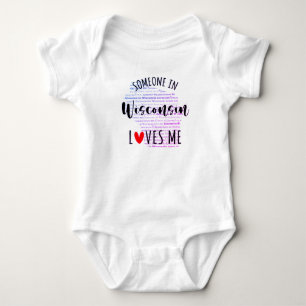 Jemand in Wisconsin Lieben Me Map Baby Bodysuit Strampler