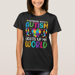 Jemand mit Autismus erhellt meine bunte Welt T-Shirt