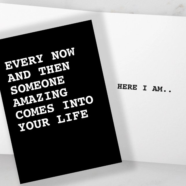 Jemand phantastisch kommt in dein Leben Karte (Someone amazing comes into your life, here I am humor card by Ricaso. A witty, funny card for anyone)
