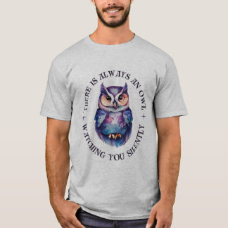 🦉 "Jemand schaut immer in Stille" T-Shirt
