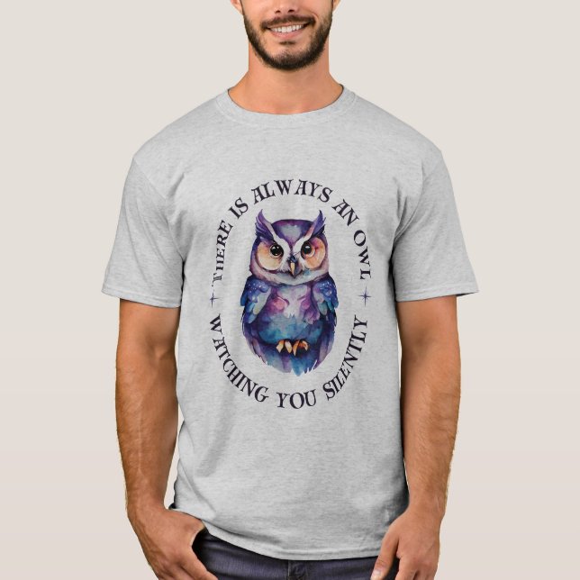 🦉 "Jemand schaut immer in Stille" T-Shirt (Vorderseite)