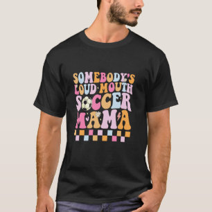 Jemandes laute Fußball-Mama-bunte-Buchstaben T-Shirt