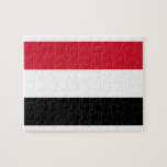 Jemen-Flagge<br><div class="desc">Flagge des Jemen. Die Flagge des Jemen (Arabisch: ع م ا ل ي م لن Jemen) wurde am 22. Mai 1990 adoptiert, dem Tag, an dem Nord-Jemen und Südjemen vereint wurden. Die Fahne ist im Wesentlichen die arabische Liberationsflagge von 1952, die nach der ägyptischen Revolution von 1952 eingeführt wurde, in...</div>