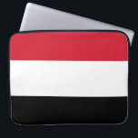 Jemen-Flagge Laptopschutzhülle<br><div class="desc">Die Jemen-Flagge ist ein horizontales Triband. Die verwendeten Farben in der Flagge sind rot,  weiß,  schwarz. Der Anteil der Jemen-Flagge beträgt 2:3. Die Flagge des Jemen wurde 1990 adoptiert. Die erste Verwendung des aktuellen Flaggendesigns erfolgte 1990.</div>